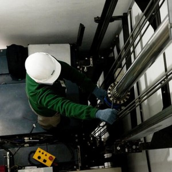 manutenção corretiva em elevador monta carga