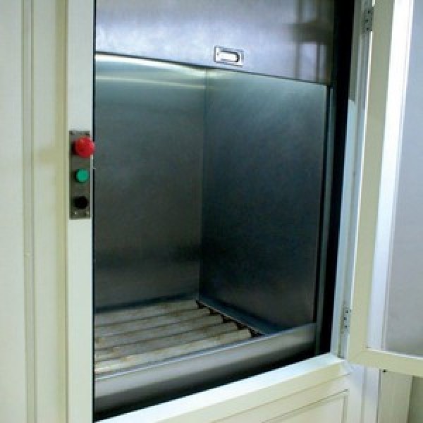manutenção corretiva em elevador monta carga