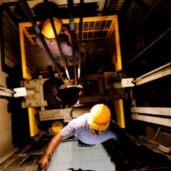manutenção corretiva em elevador monta carga