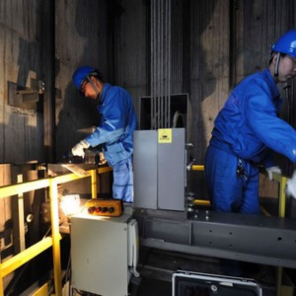 manutenção corretiva em elevador monta carga