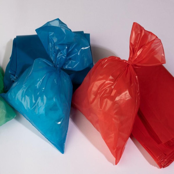sacos de lixo coloridos