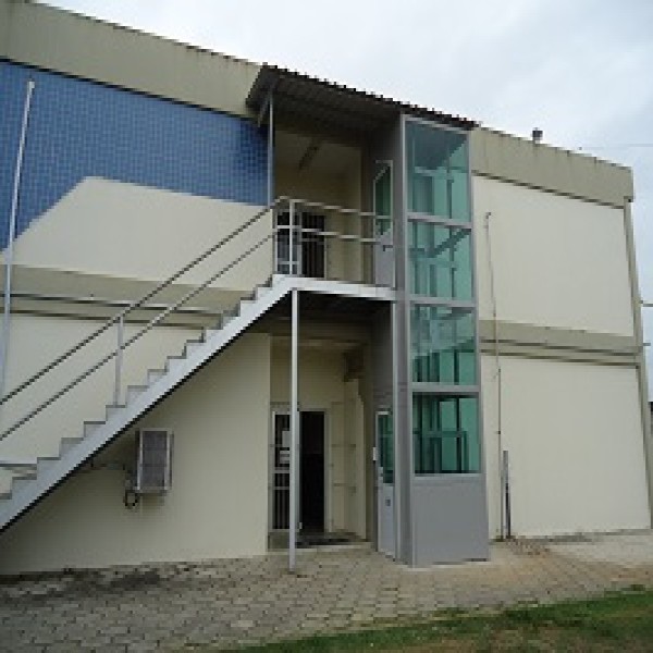 plataforma elevatória comercial