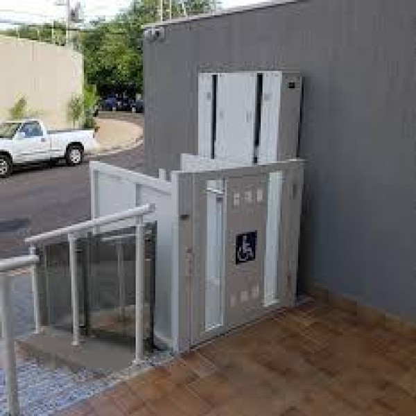 plataforma elevatória comercial