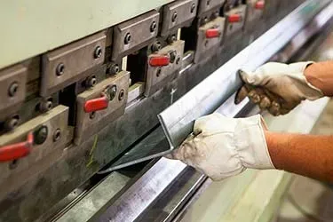 maquina de corte e dobra de chapa de aço