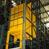elevador de carga industrial