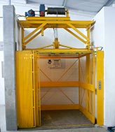 elevador de carga industrial