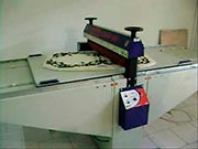 máquina de fechar caixa de papelão com fita gomada