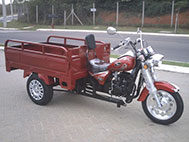 triciclo de carga com carroceria de madeira