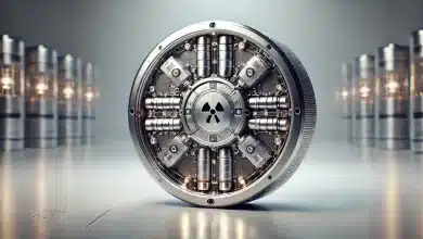 Bateria Nuclear Chinesa Pode Revolucionar a Tecnologia por Duração de 50 Anos 3 DALL·E 2025 01 24 10.11.29 A highly detailed depiction of a nuclear battery the size of a coin showcasing a futuristic design with metallic textures small glowing energy indic