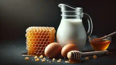 Comércio interestadual de leite, mel e ovos é autorizado para cadastrados no e-Sisbi 5 DALL·E 2025 03 17 13.59.17 A highly realistic photograph featuring milk honeycomb and eggs similar to the provided example but with a dark background. The scene should highli