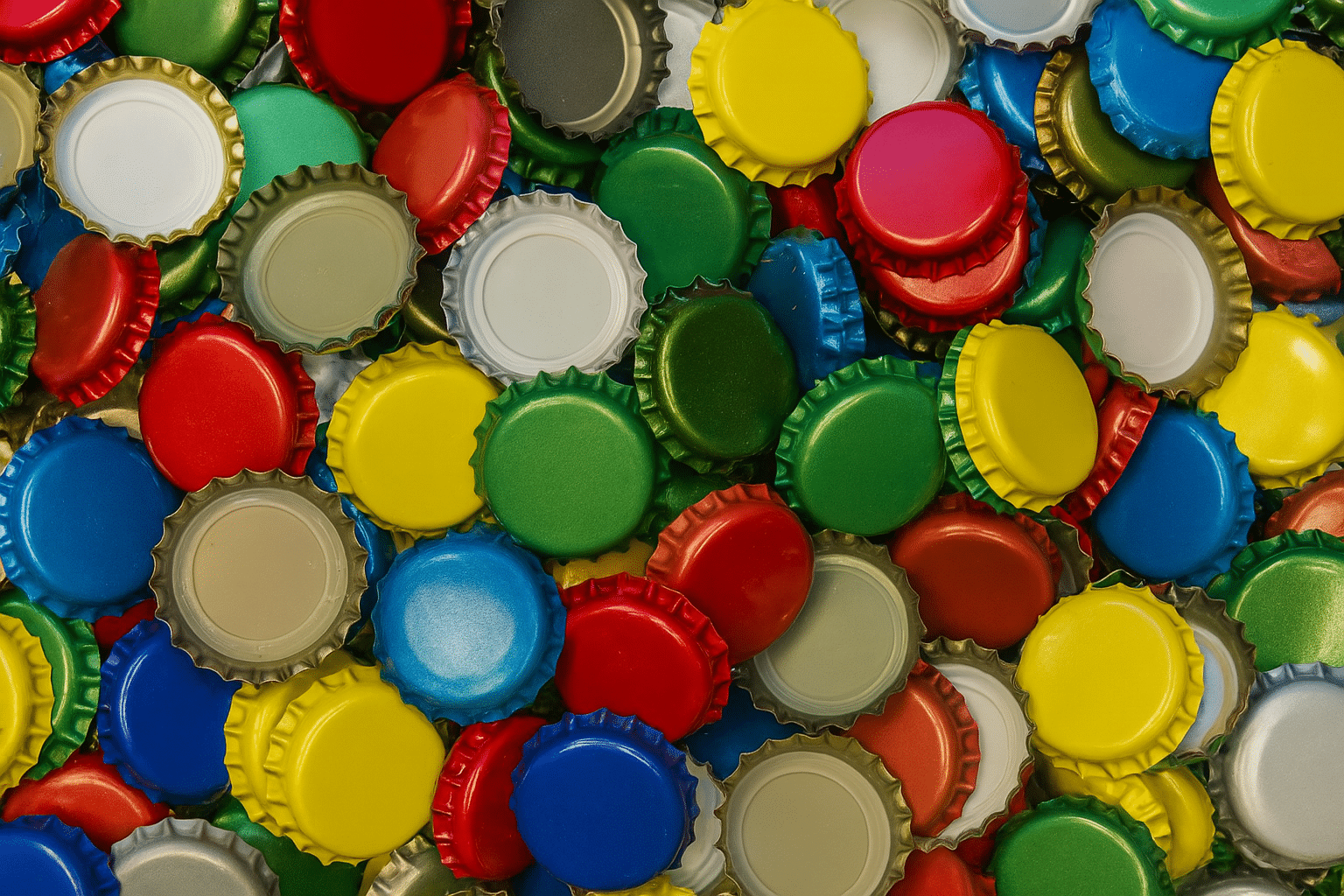 Tampas metálicas liberam microplásticos em bebidas