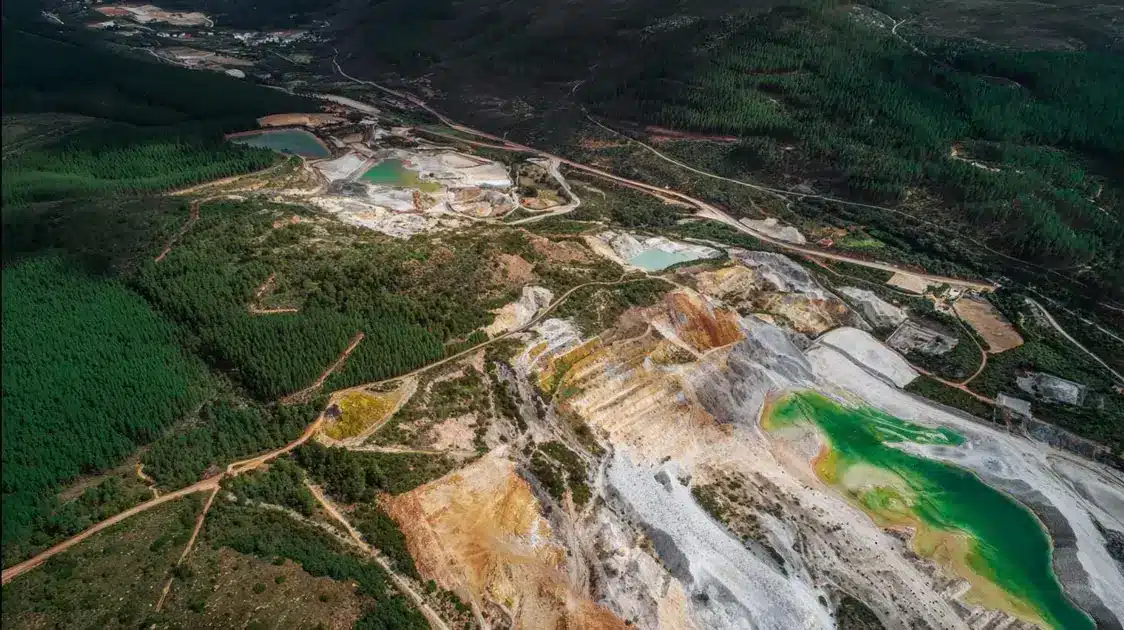 Mineração de lítio em Portugal divide Europa 2 Mineração de Lítio em Portugal: Futuro Limpo ou Zona de Sacrifício?