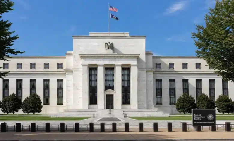 Kevin Warsh assume presidência do Fed em meio a críticas a Trump