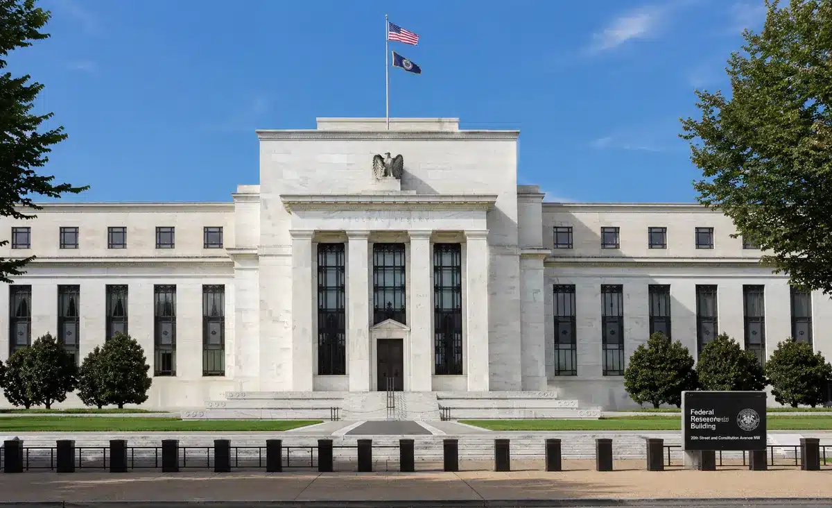 Kevin Warsh assume presidência do Fed em meio a críticas a Trump
