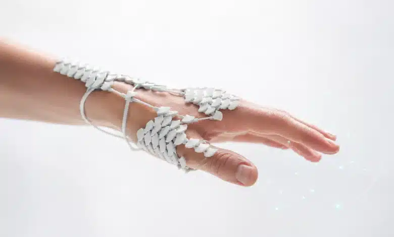 Human Operator usa IA para mover mãos com pulsos elétricos