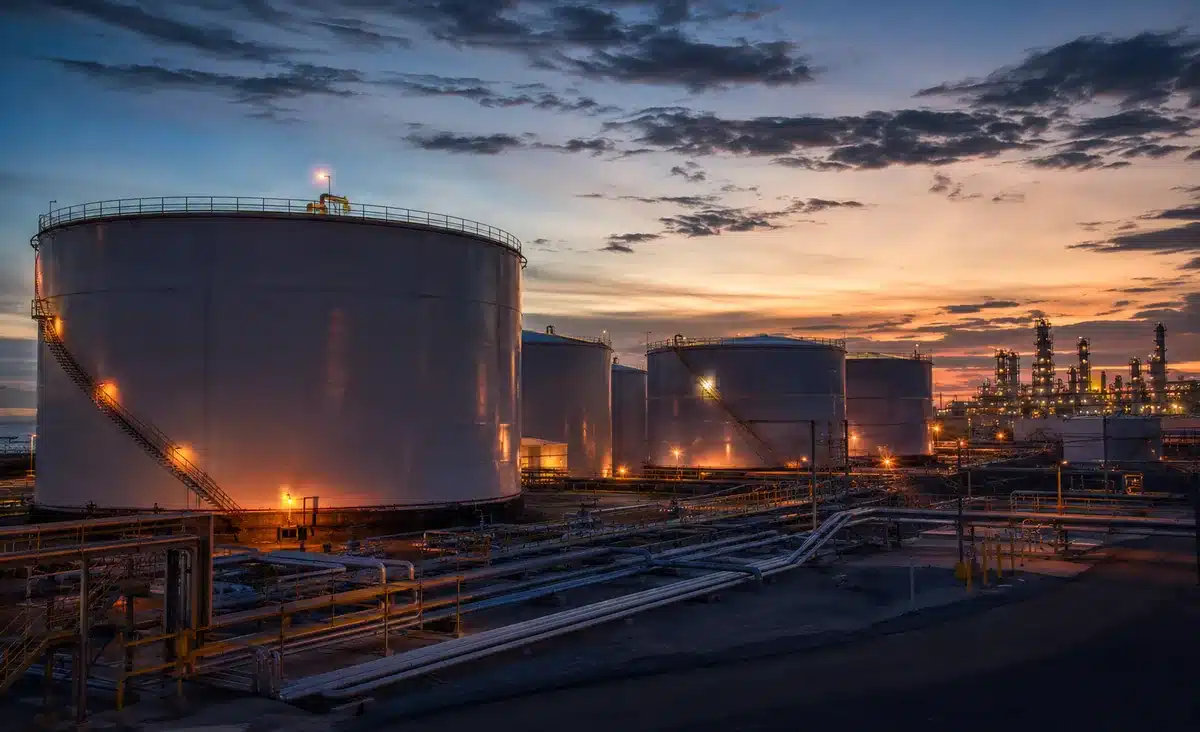 Estoques de petróleo da OCDE caem ao menor nível desde 1990