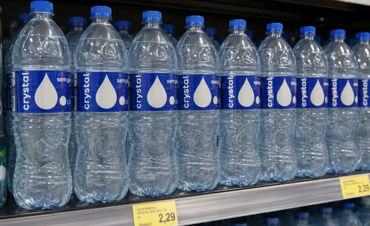 Anvisa determina recolhimento de água Crystal contaminada por bactéria