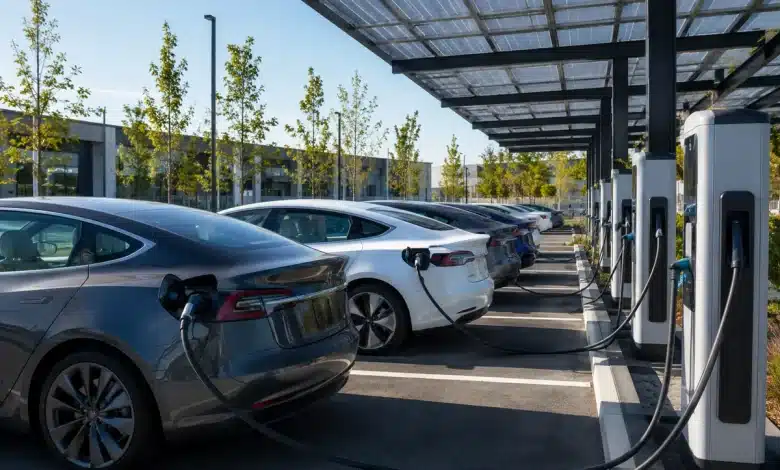Vendas de carros elétricos triplicam no Brasil em 2026