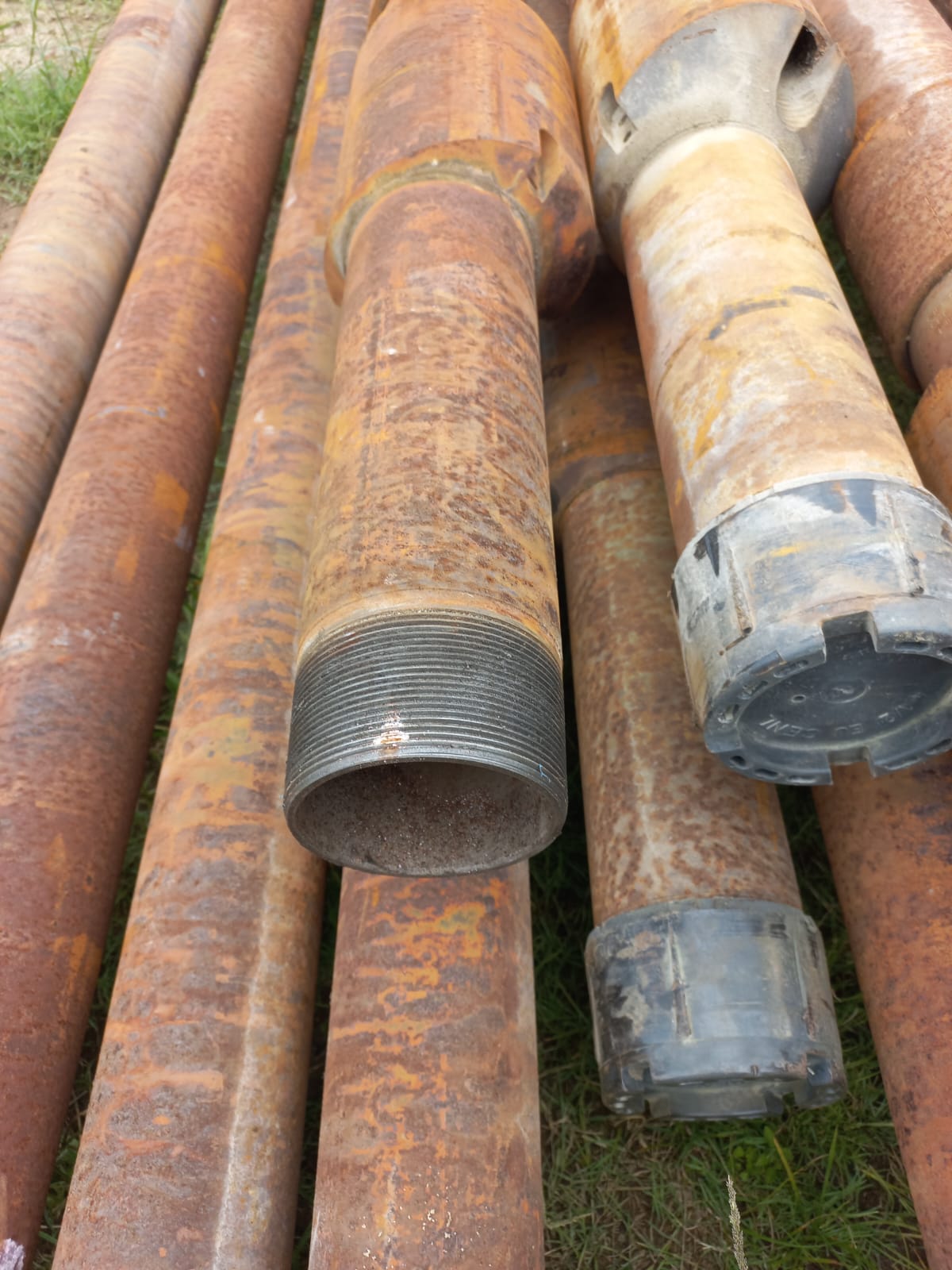 Tubo de aço carbono de 4 1/2 pol, usado, em bom estado, sem revestimento interno