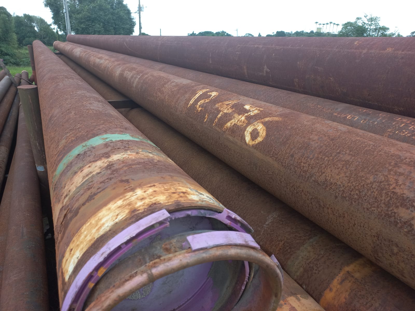 Tubo de aço carbono de 11 7/8 pol, sem uso, em bom estado, sem revestimento interno
