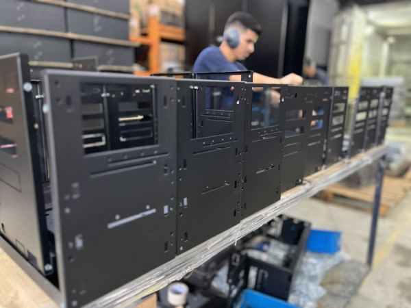 Fabricação de Gabinetes Metálicos Conforme Projeto