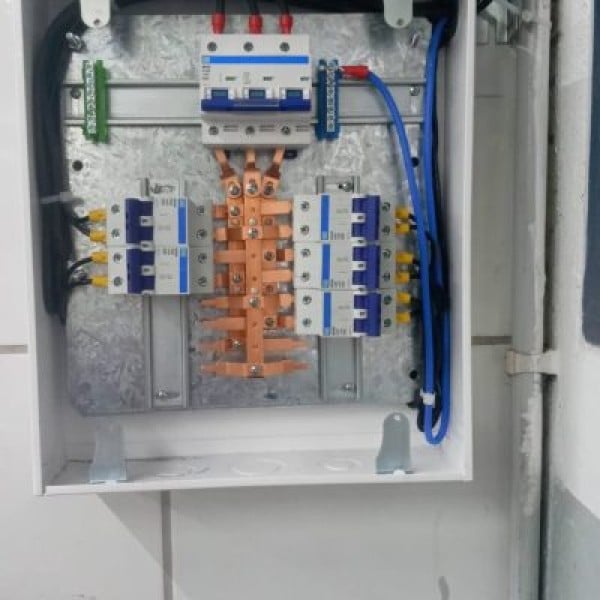 Montagem de infraestrutura elétrica