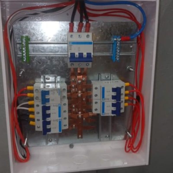 Montagem de painel elétrico