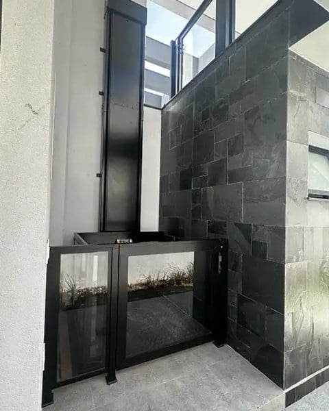 Elevador Personalizado Com Portinhola Automatizada