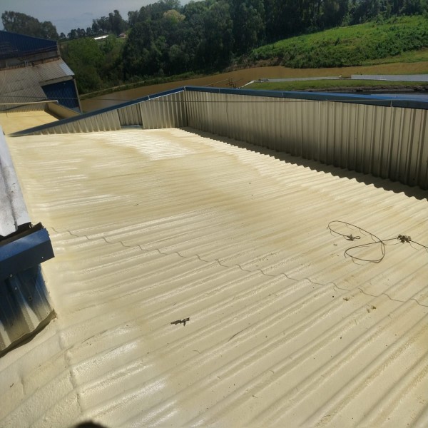 Isolamento Térmico Com Spray De Poliuretano Em Telhado