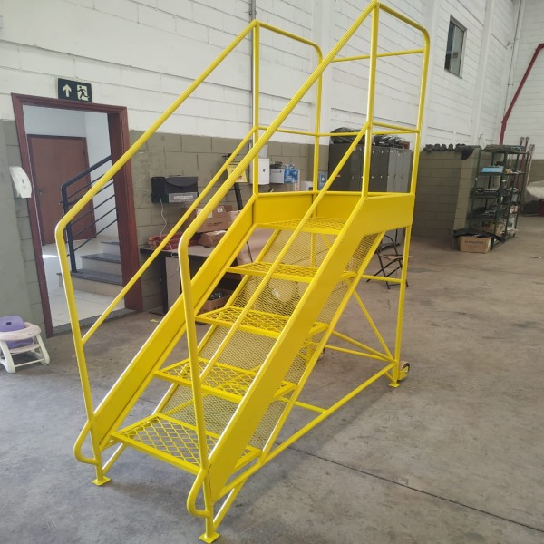 escada plataforma de ferro