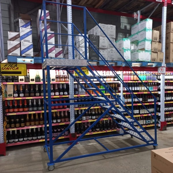 Escada Plataforma Com Rodas
