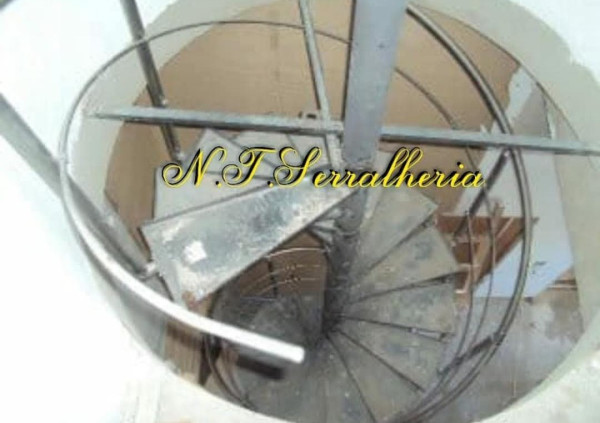 Escada de ferro caracol externa