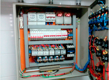 manutenção de painel de controle eletrônico