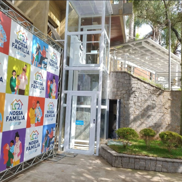 elevador comercial pequeno