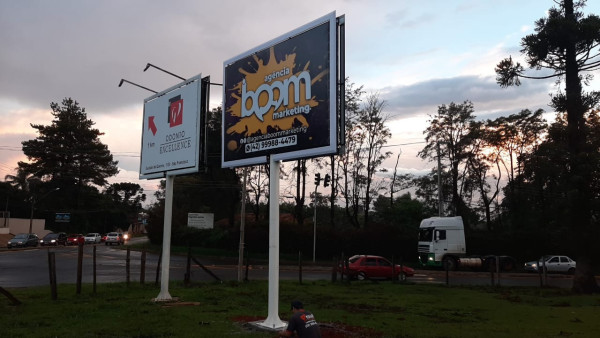 Totem Em Concreto Armado Na Região Sul