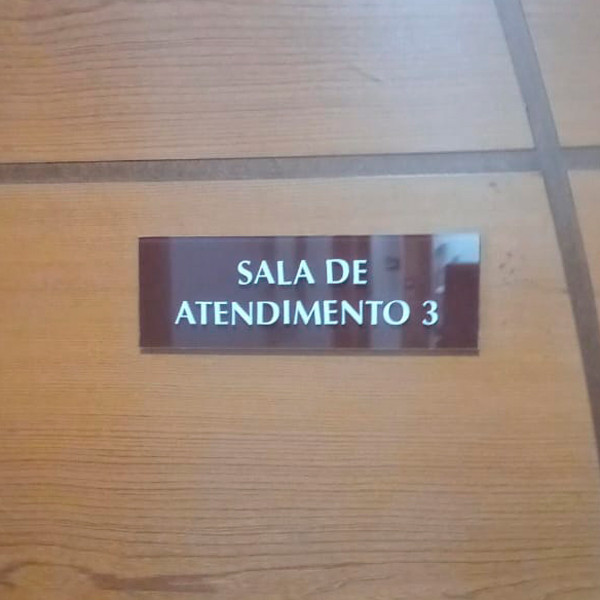 Placa Em Acm Com Letras Em Acrílico