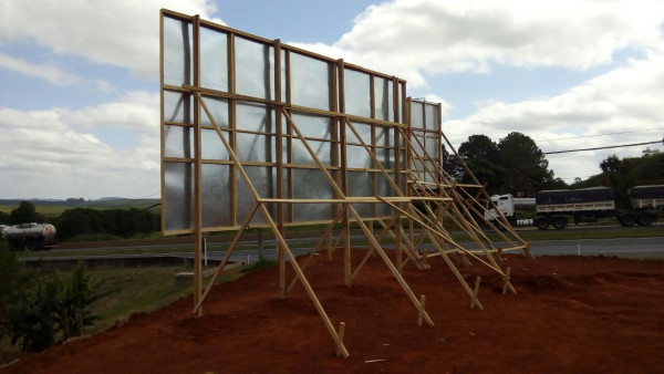 Painel Em Estrutura De Madeira Com Lona