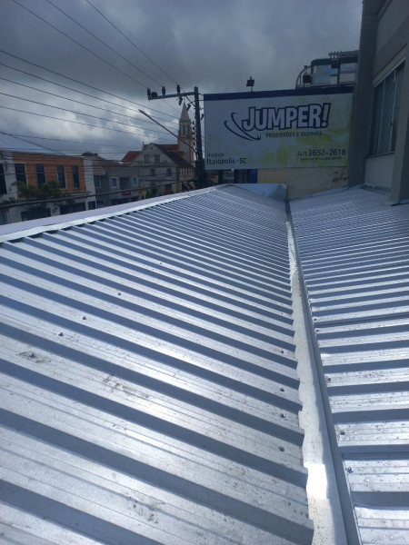 Fachada Em Lona Com Telhado