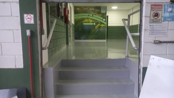 Serviço De Aplicação De Piso Antiderrapante