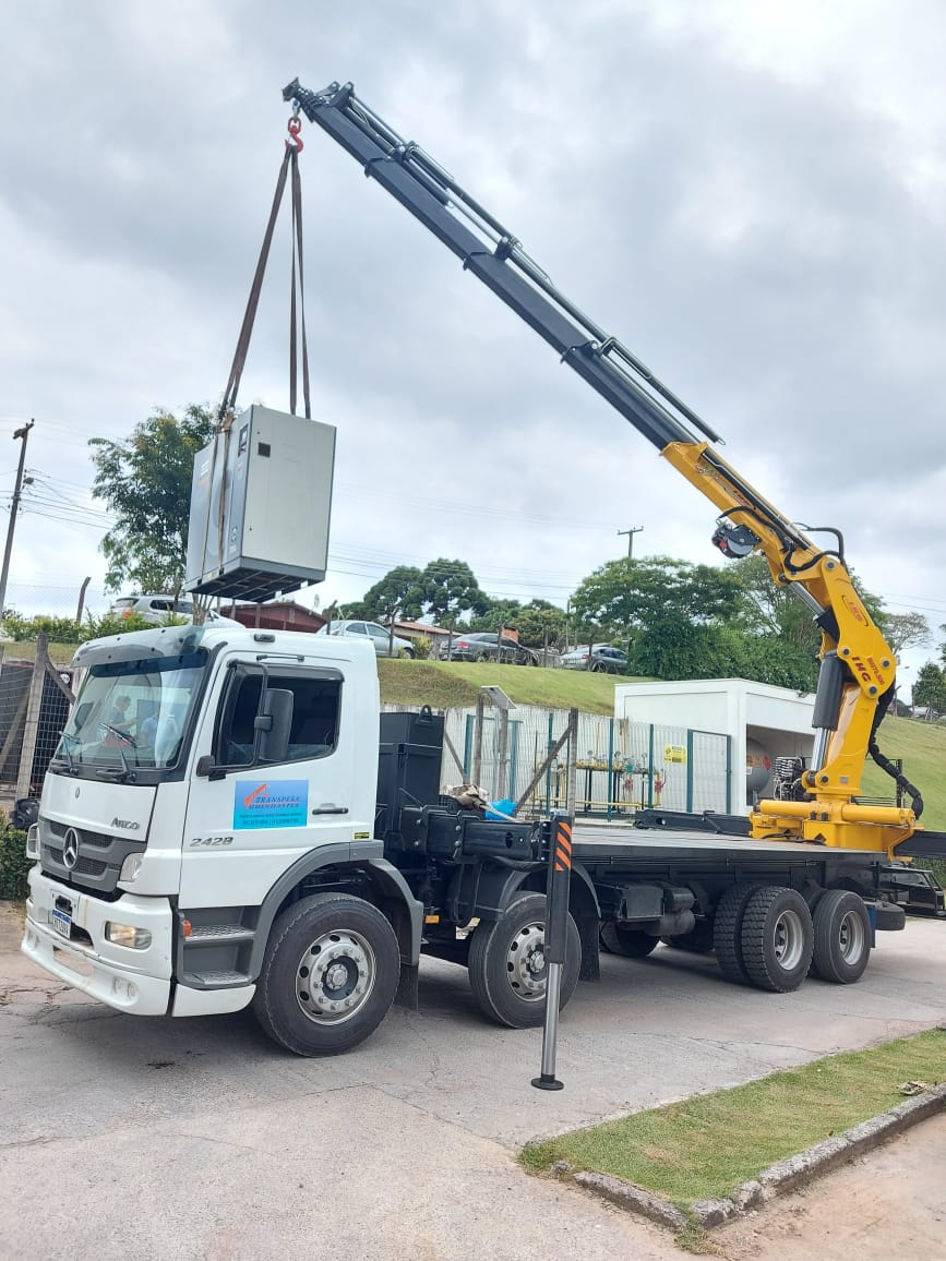 Caminhão Munck Para Transporte De Estruturas