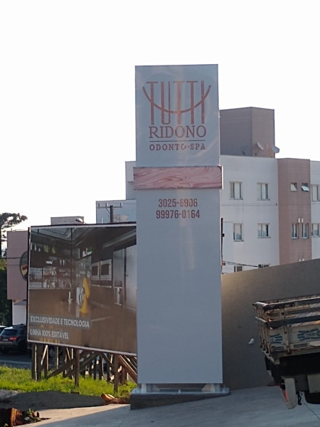 Totem Estrutural Com Base Em Concreto