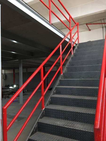 Escadas Metálicas Com Degraus Antiderrapantes