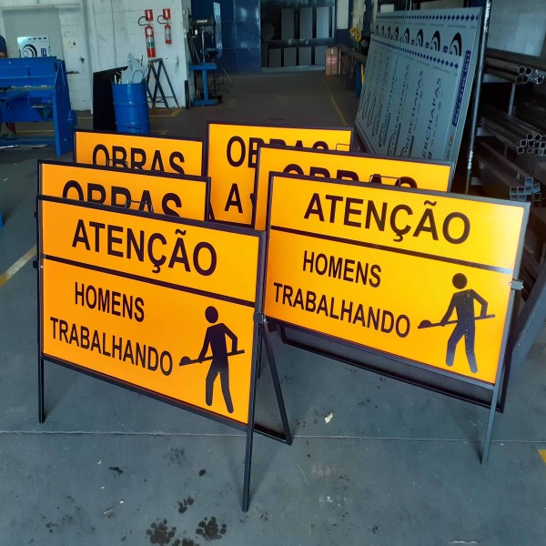 Cavalete Sinalização Homens Trabalhando
