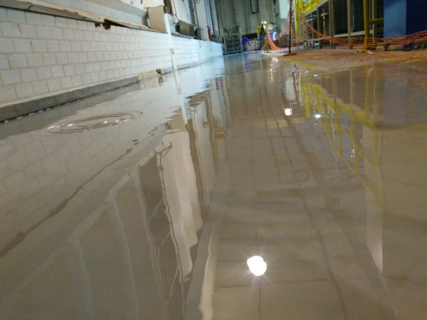 Aplicação De Epóxi Incolor Em Pisos