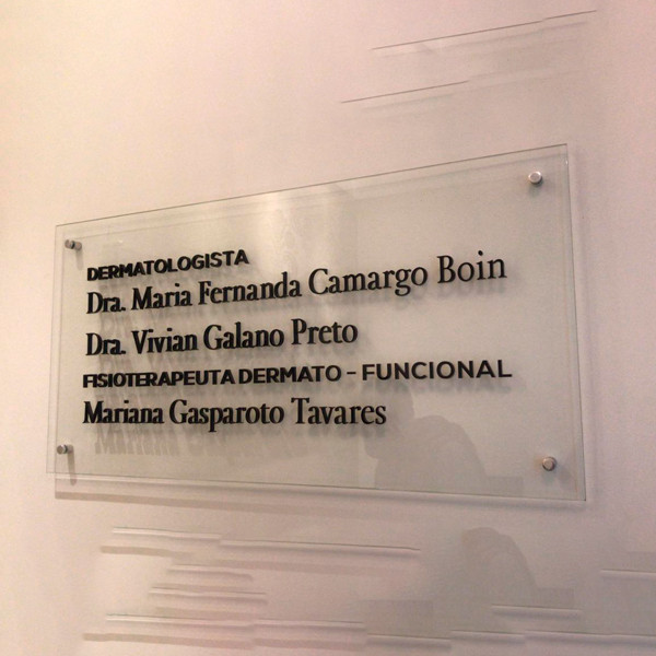 Placa De Acrílico Com Letras Em Alto Relevo