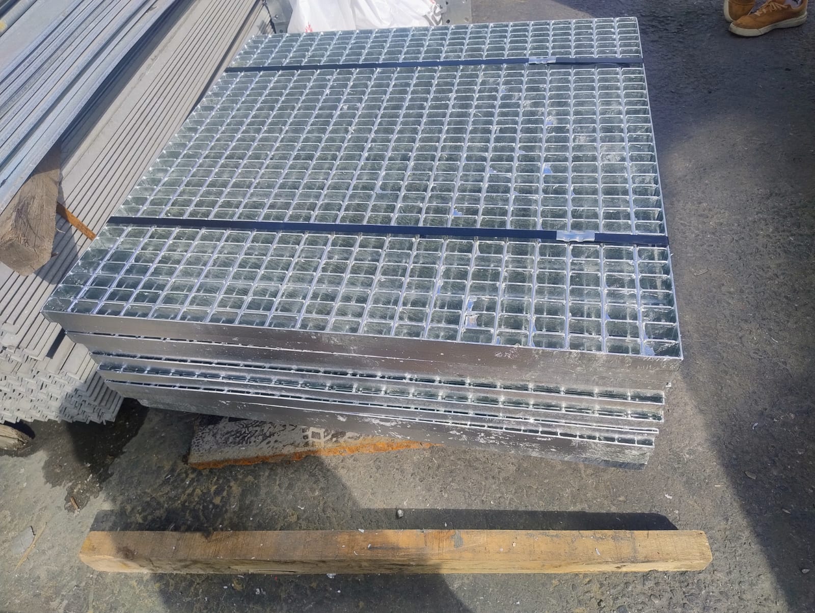 Grades de Piso Industrial Aço Carbono Inox e Galvanizado Sob Medida Alta Resistência e Durabilidade