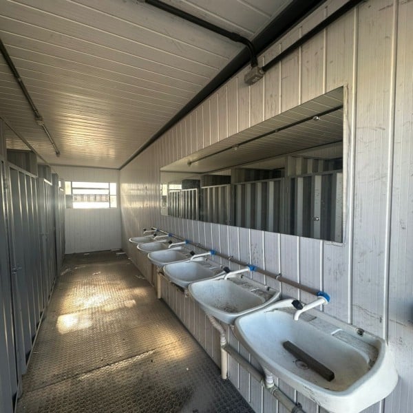 Container Sanitário Com Lavatório E Chuveiro