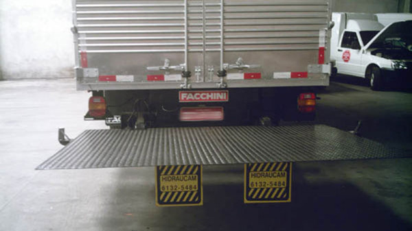 Plataforma elevatória para caminhão
