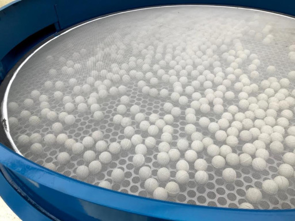 Esfera para autolimpeza de peneira