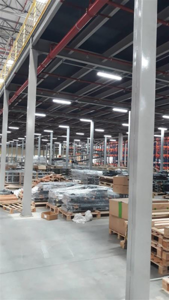 Mezanino Metálico Com Escadas E Guarda Corpos